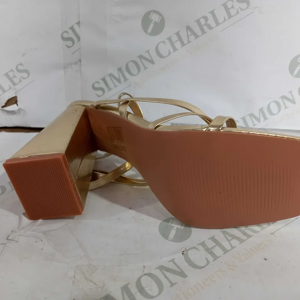 PAIR OF PRETTY LITTLE THING WIDE FIT BLOCK HEEL OPEN TOE SQUARED HEELS IN GOLD METALLIC COLOUR - UK 5