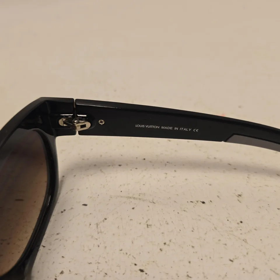 LOUIS VUITTON SUNGLASSES – BLACK FRAME WITH GRADIENT BROWN LENSES 