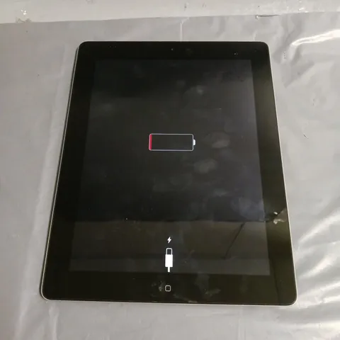 APPLE IPAD 4TH GEN TABLET IN SILVER