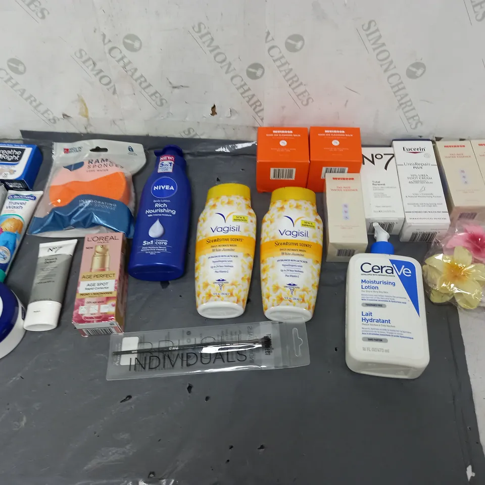 BOX OF APPROXIMATELY 12 ASSORTED COSMETIC ITEMS TO INCLUDE - CERAVE MOISTURISING LOTION - VASELINE HEALING BALM - NIVEA MOISTURISER ETC. 