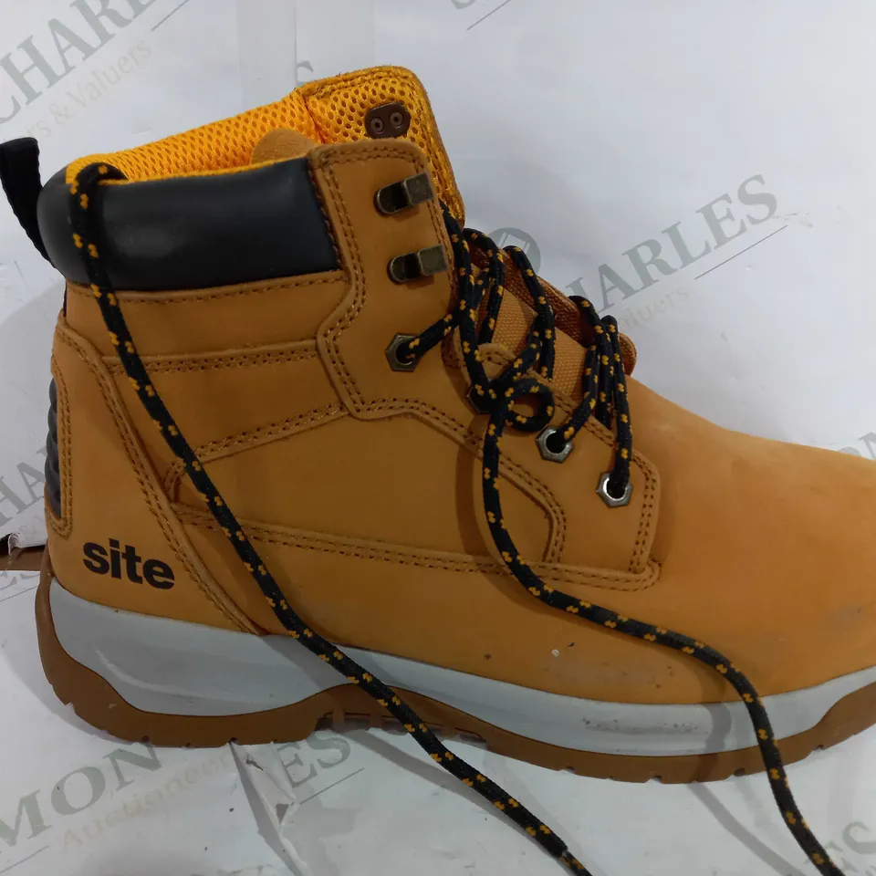 PAIR OF SITE ARENITE STEEL TOE CAP SAFETY BOOTS IN TAN - UK 10