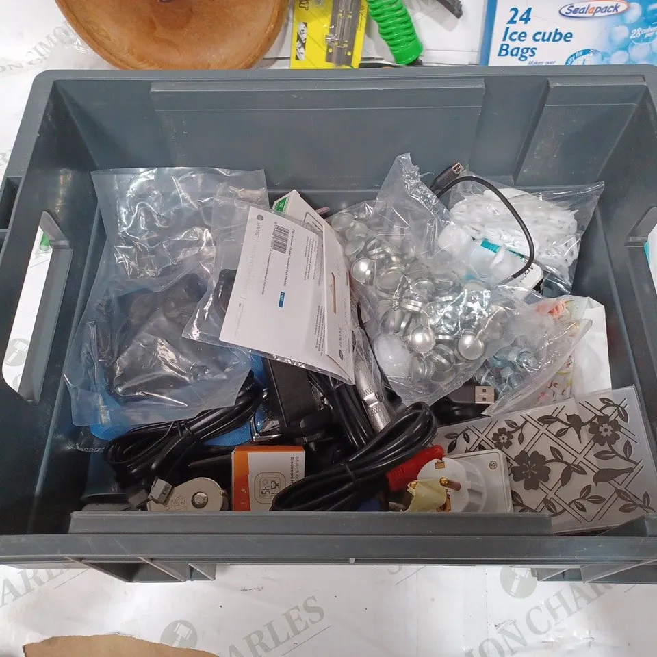BOX TO CONTAIN APPROX. 25 X ASSORTED HOUSEHOLD PRODUCTS. INCLUDES BALLOONS, MALLET, SPRAY NOZZLE ETC 