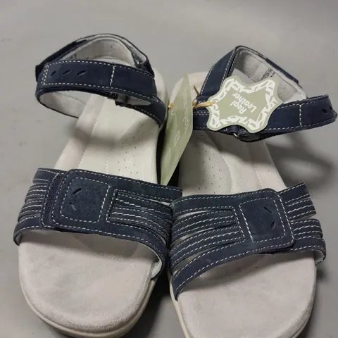 FREE SPIRIT SANDLES IN BLUE SIZE 6 
