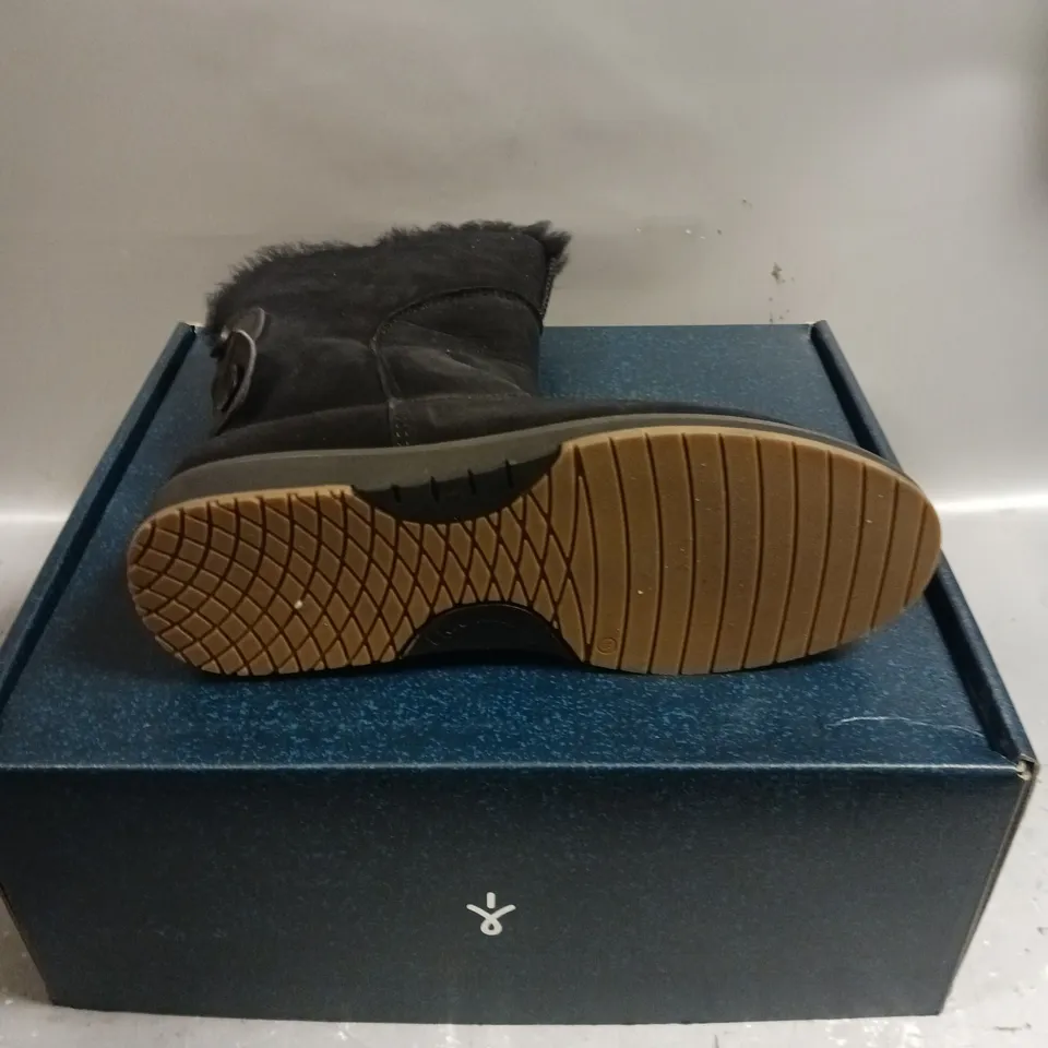 EMU ANDA SHEEPSKIN BOOTS IN BLACK - 8