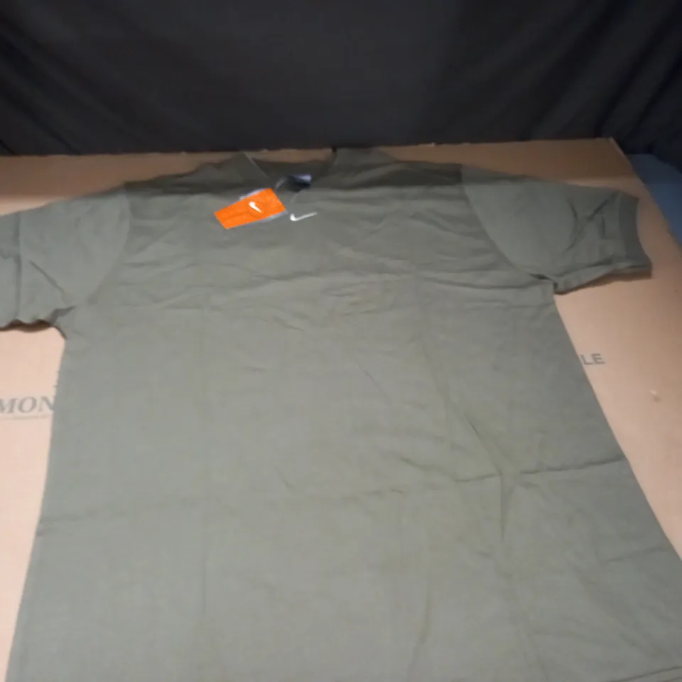 GREEN NIKE V-NECK T-SHIRT - XL