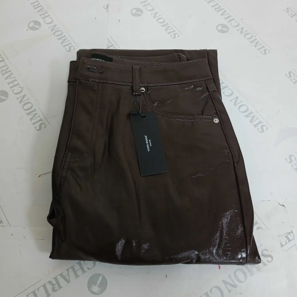 VERO MODA LOOSE STR GLOSSY BROWN PANTS - 28 / W30
