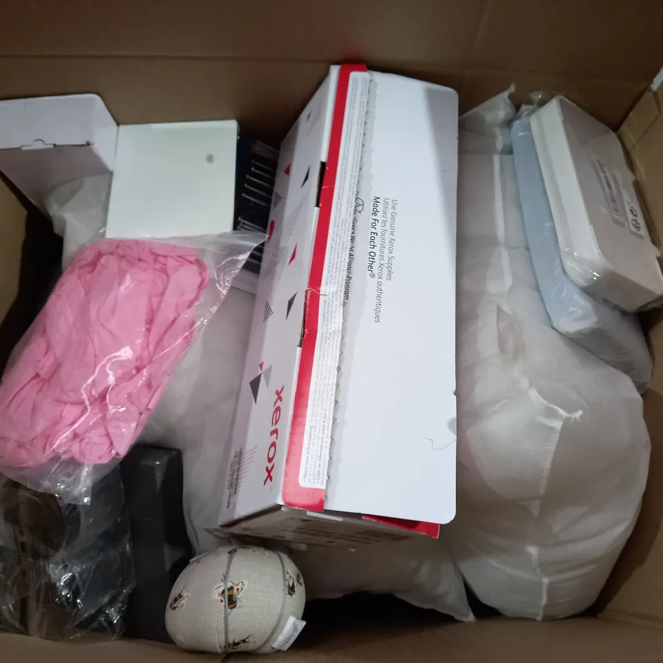 BOX OF APPROXIMATELY 15 ASSORTED ITEMS TO INCLUDE - MERRY CHRISTMAS SANTA - LED PROJECTION CLOCK - HAND WARMERS ECT