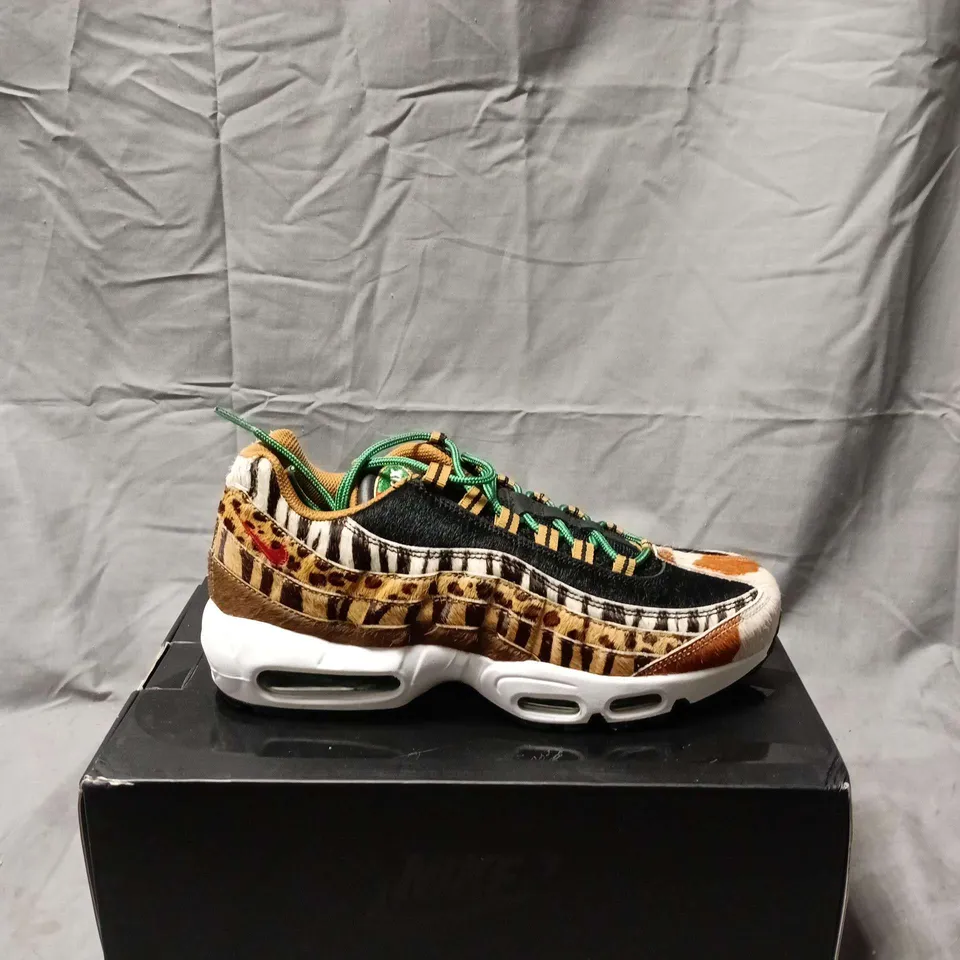 BOXED PAIR OF NIKE AIR MAX 95 DLX SNEAKERS – UK 7.5 (US 8.5) 