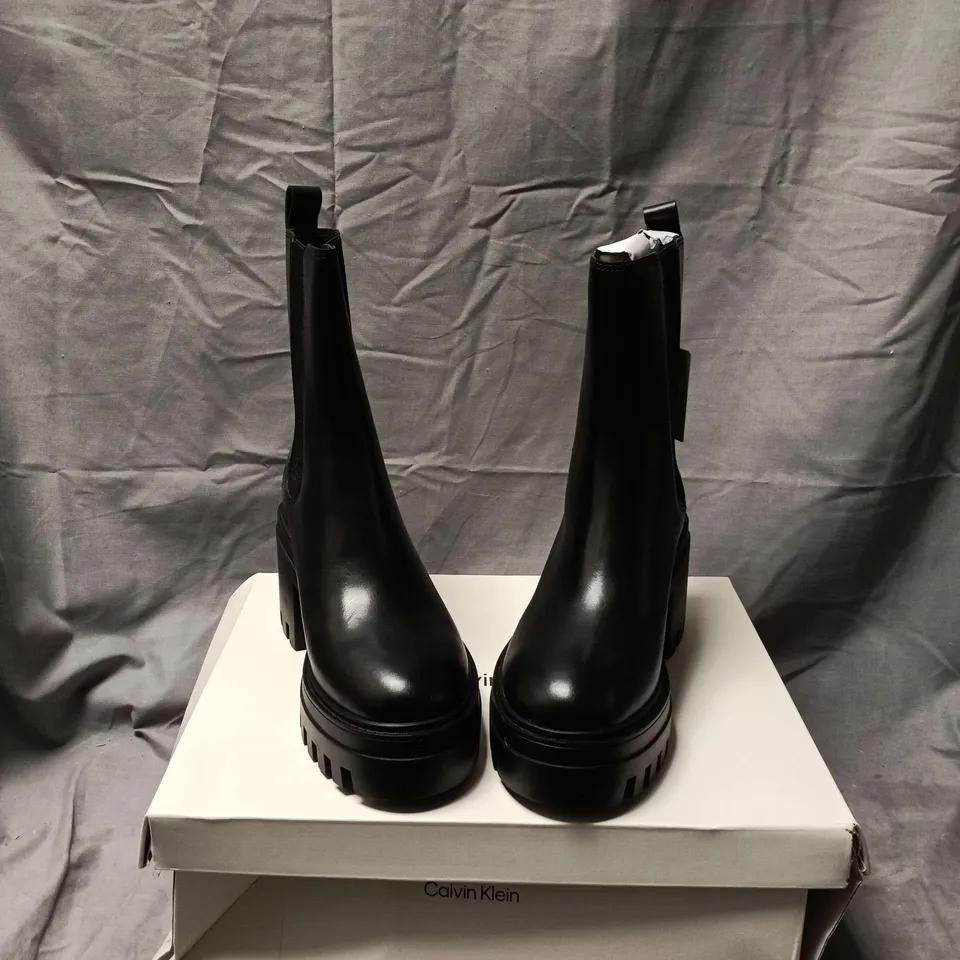 BOXED PAIR OF CALVIN KLEIN CHUNKY HEEL CHELSEA BOOT – BLACK LEATHER, UK 5 (EU 38)