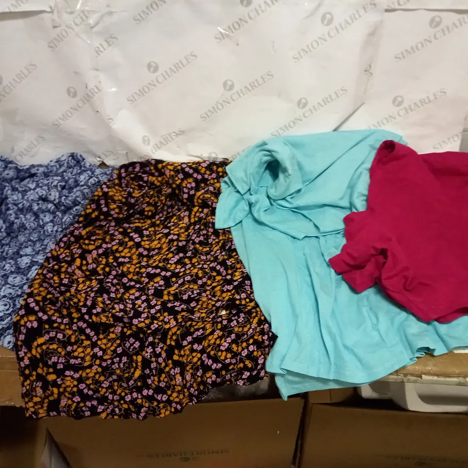 LOT OF APPROXIMATELY 25 PIECES OF CLOTHING OF VARIOUS SIZES AND STYLES TO INCLUDE FINERY WOMANS FLOWER DRESS, D&CO BLUE UK S DRESS, AND D&CO UK 2 RED DRESS ETC. 