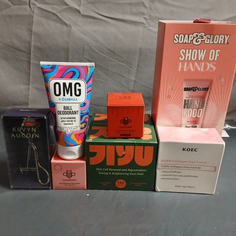 APPROXIMATELY 15 ASSORTED HEALTH & BEAUTY PRODUCTS TO INCLUDE SOAP AND GLORY, BALL DEODORANT AND DR.SQUATCH