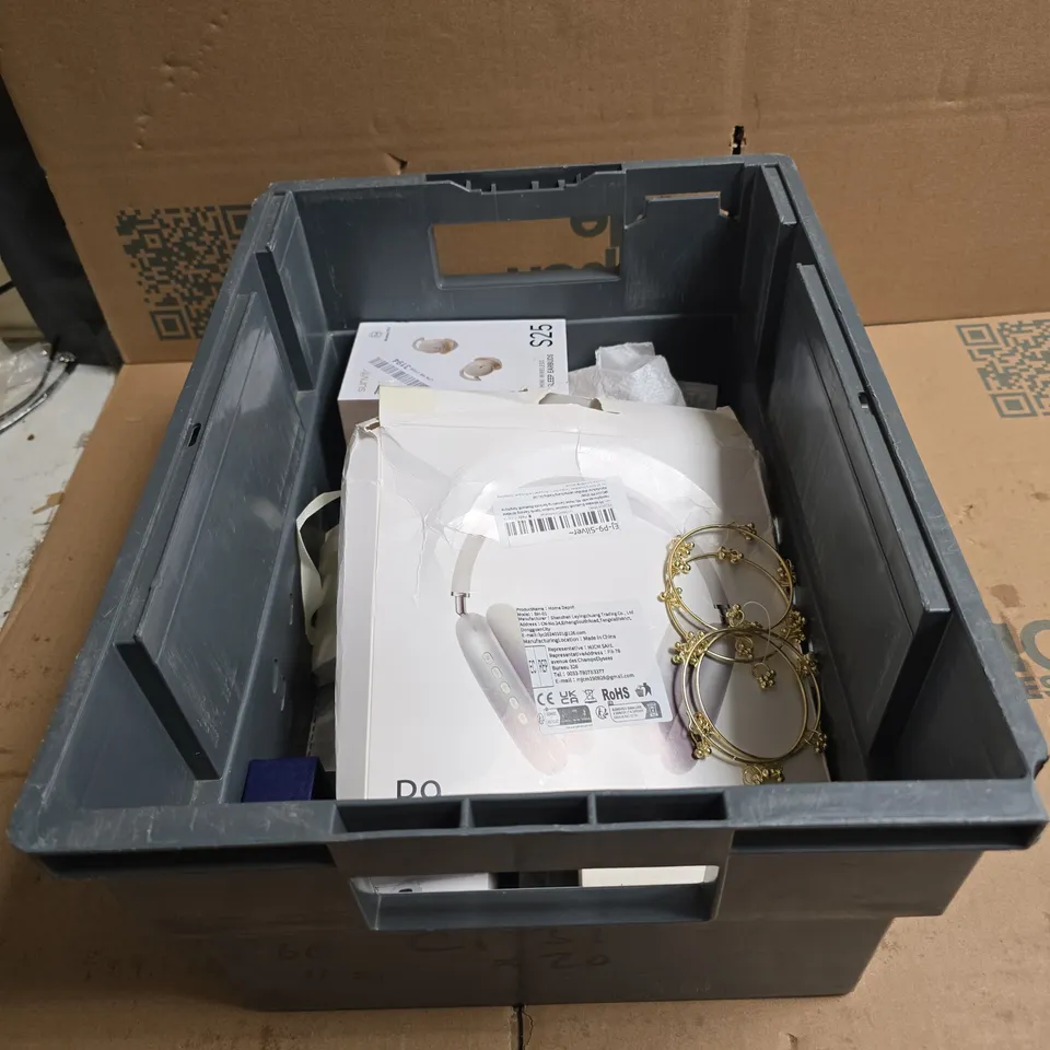 TOTE OF APPROXIMATELY 12 ASSORTED ITEMS TO INCLUDE P9 HEADPHONES, EARBUDS, JEWELLERY ETC