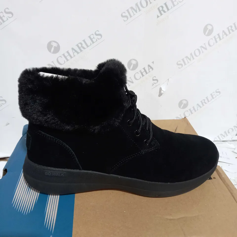 BOXED PAIR OF SKECHERS GO WALK SHOES IN BLACK SIZE 6