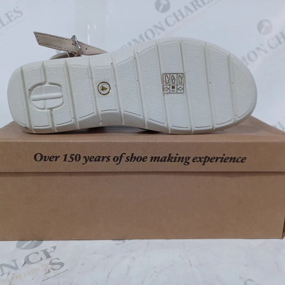 BOXED PAIR OF CUSHION-WALK FAUX SNAKESKIN SANDALS IN NATURAL SIZE 4