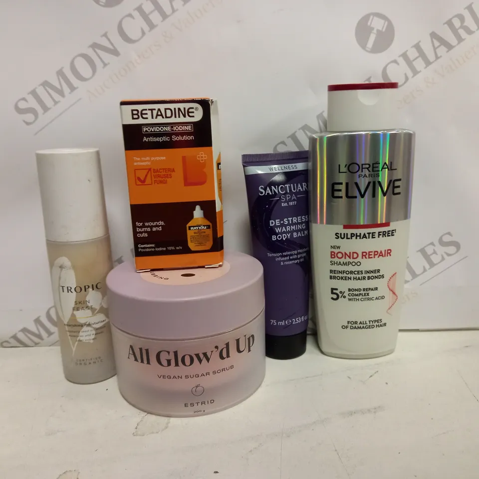 BOX OF APPROX 25 ASSORTED HEALTH AND BEAUTY ITEMS TO INCLUDE - BETADINE ANTISEPTIC SOLUTION - L'OREAL ELVIVE BOND REPAIR SHAMPOO - TROPICAL SKIN FEAST MOISTURISER ETC