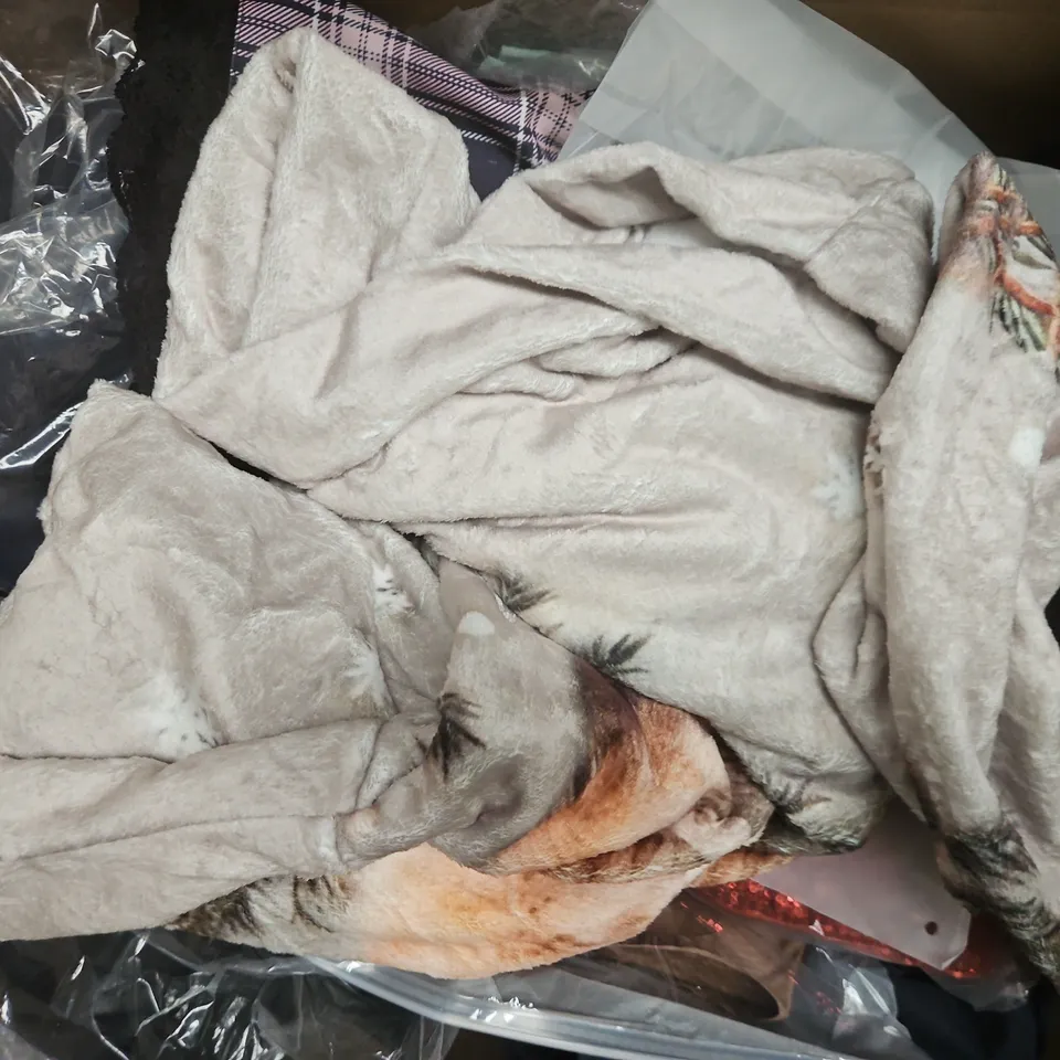 APPROXIMATELY 20 ASSORTED CLOTHING AND FASHION PRODUCTS IN VARIOUS STYLES AND SIZES - COLLECTION ONLY