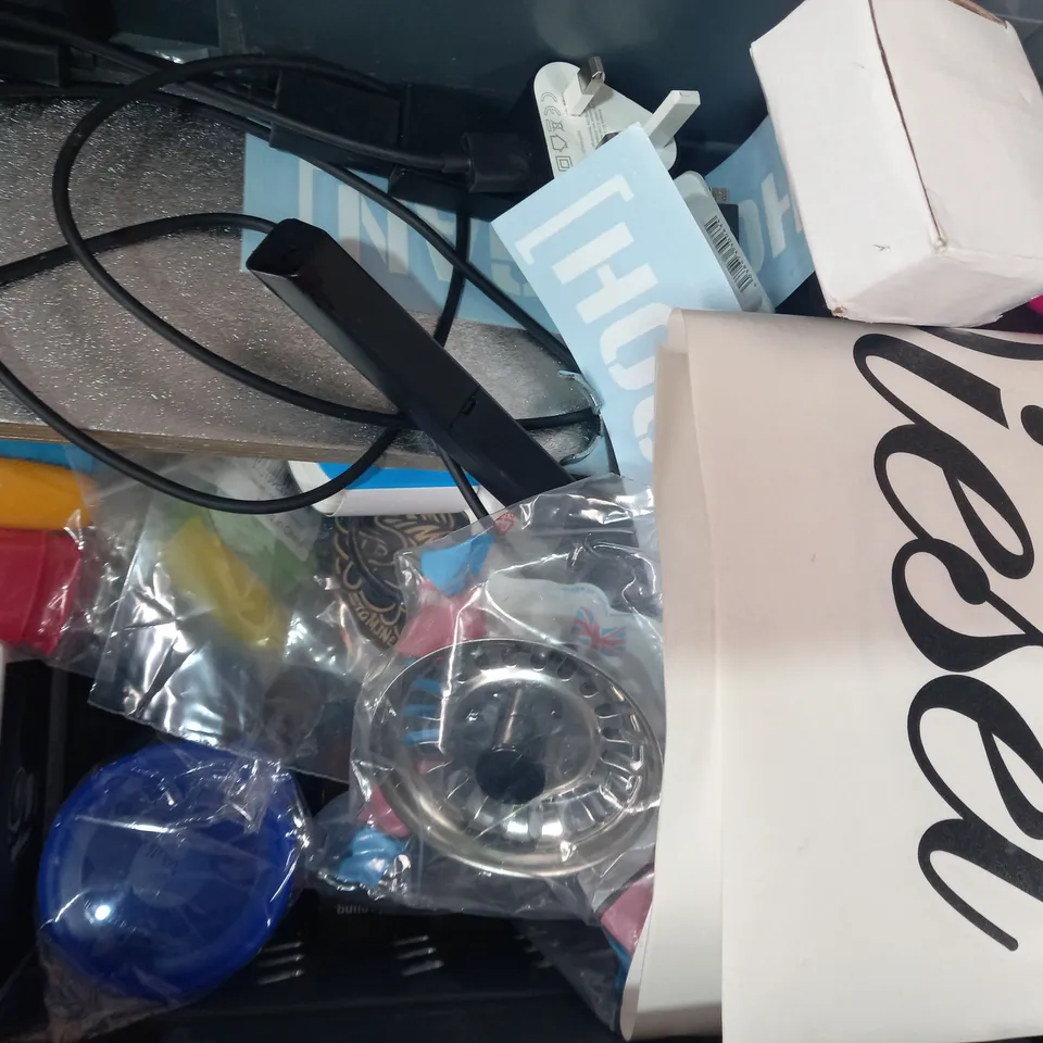 LOT OF APPROXIMATELY 10 ASSORTED HOUSEHOLD ITEMS TO INCLUDE SPARE DRAWER KNOBS, FANCY TRINKET BOX, FOLDABLE MOBILE PHONE DESKTOP STAND, ETC