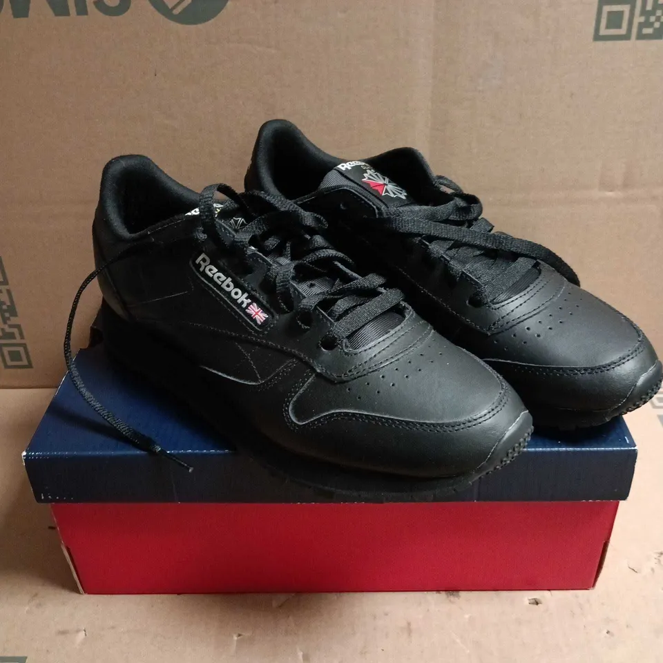 BOXED PAIR OF REEBOK CLASSIC LEATHER UNISEX TRAINERS - BLACK, UK 8.5