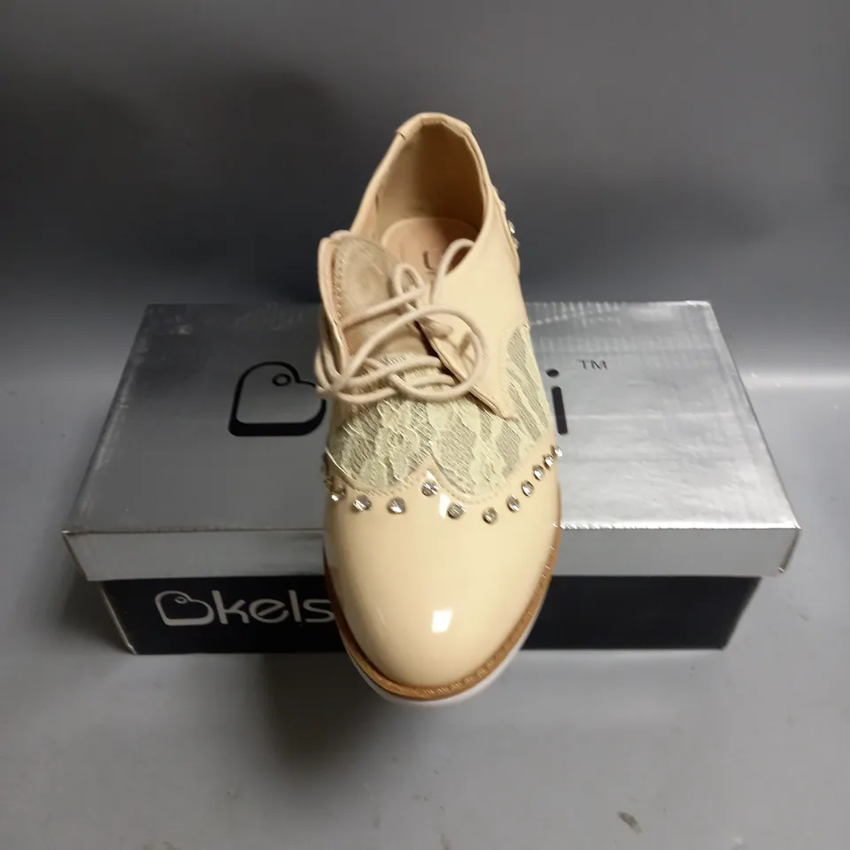 BOXED KELSI LADIES FLAT BEIGE BROGUES WITH LACE AND DIAMANTE DETAIL. SIZE 4