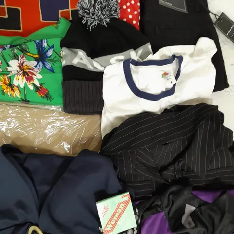 BOX OF APPROXIMATELY 25 ASSORTED CLOTHING ITEMS TO INCUDE - JEANS , JACKETS , DRESSES ETC