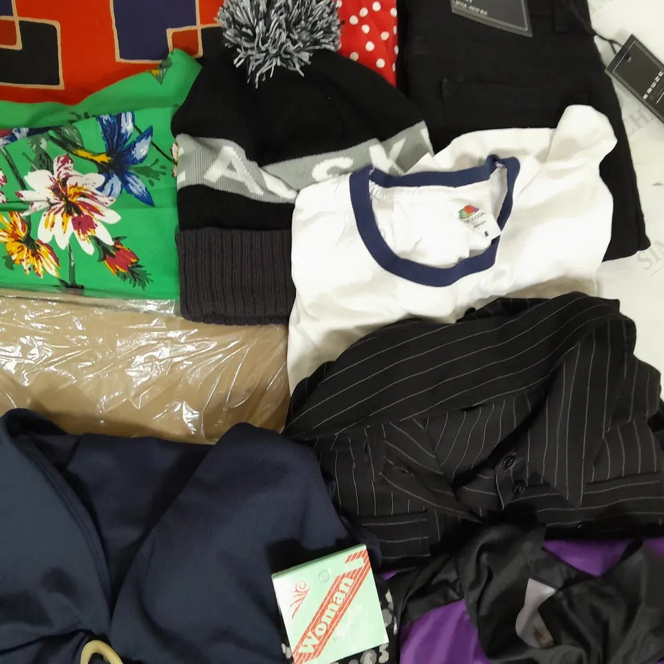 BOX OF APPROXIMATELY 25 ASSORTED CLOTHING ITEMS TO INCUDE - JEANS , JACKETS , DRESSES ETC