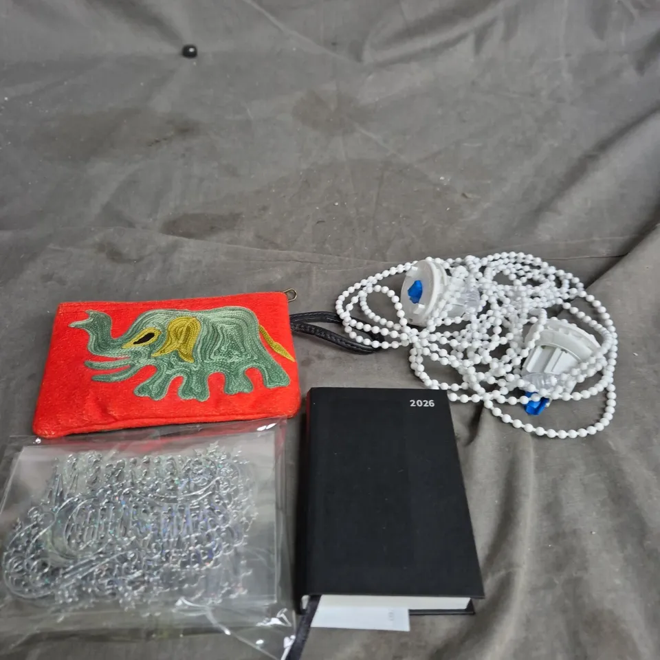 APPROXIMATELY 15 ASSORTED HOUSEHOLD ITEMS TO INCLUDE BLIND CORD, 2026 MINI DIARY AND CHRISTMAS DECOR