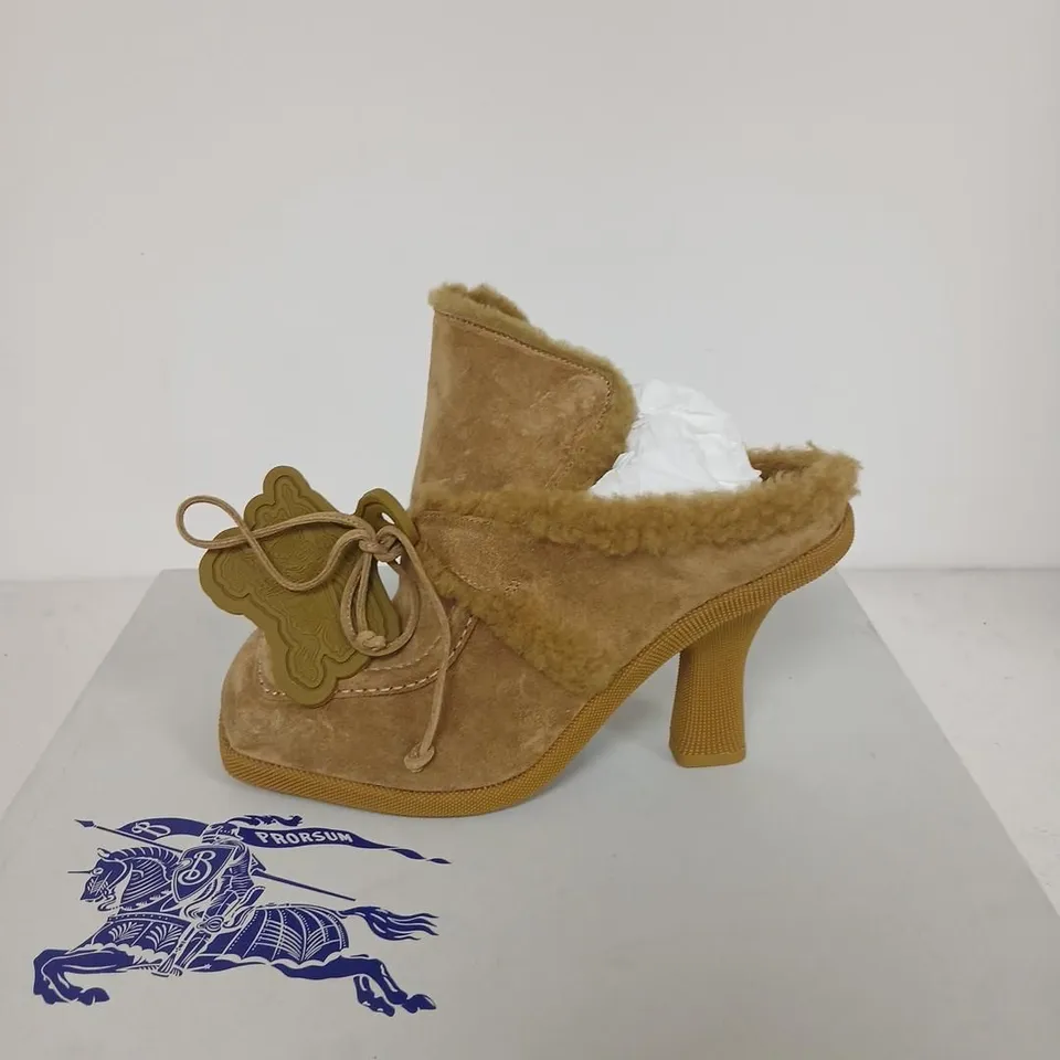 BURBERRY WOMEN'S TAN SUEDE SHEARLING-LINED ANKLE BOOTS – UK 7.5 (EU 40.5)