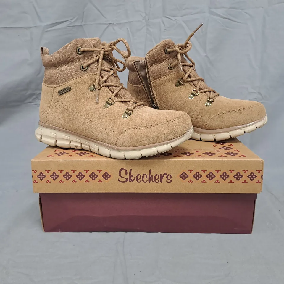 BOXED PAIR OF SKECHERS SYNERGY WATERPROOF BOOTS IN SANDSTONE SIZE 5
