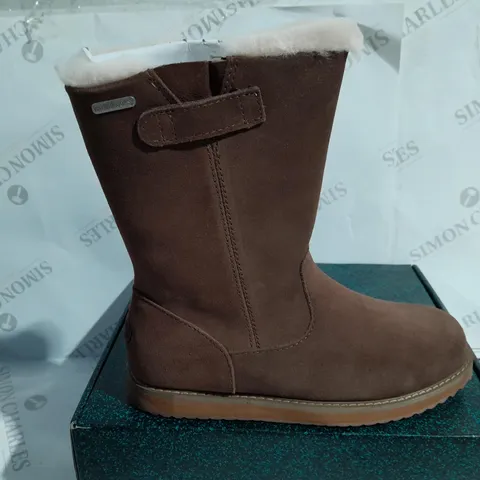 BOXED PAIR OF EMU ELECTRA WATERPROOF SUEDE BOOTS IN BROWN SIZE W8/M7