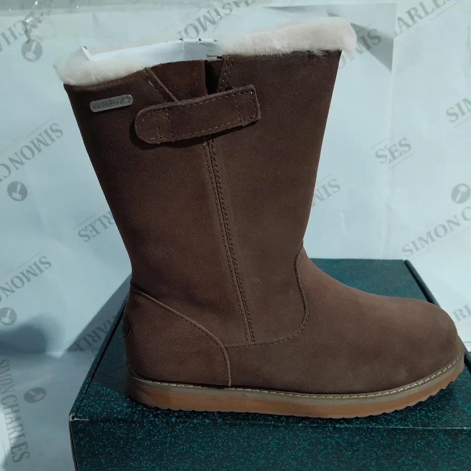BOXED PAIR OF EMU ELECTRA WATERPROOF SUEDE BOOTS IN BROWN SIZE W8/M7