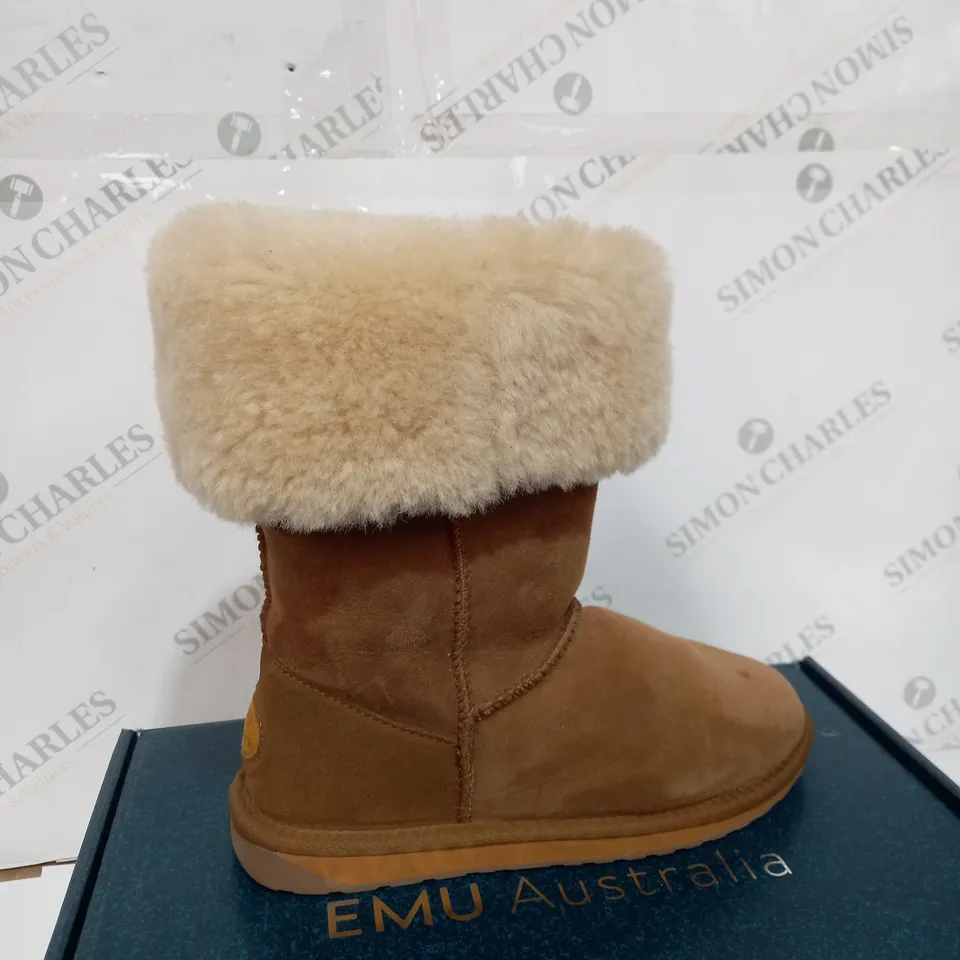 EMU ORIGINALS COLLECTION TAN STINGER HI WATER RESISTANT BOOT - SIZE 7