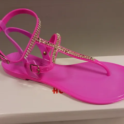 LOT OF 18 BOXED PAIRS OF HOT LIPS FUSCHIA SANDALS - VARIOUS SIZES