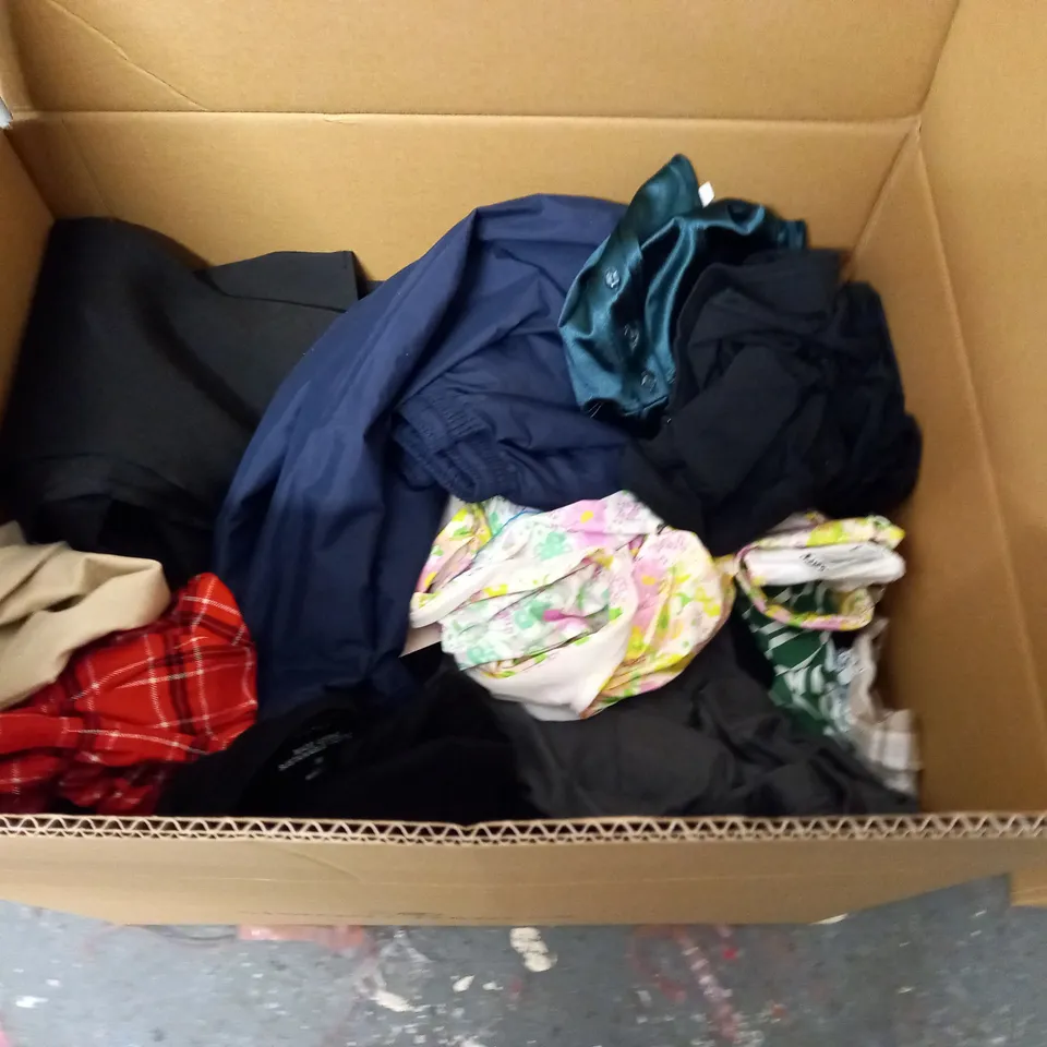 LARGE QUANTITY OF ASSORTED CLOTHING ITEMS TO INCLUDE NEW LOOK, ONLY AND STRADIVARIUS