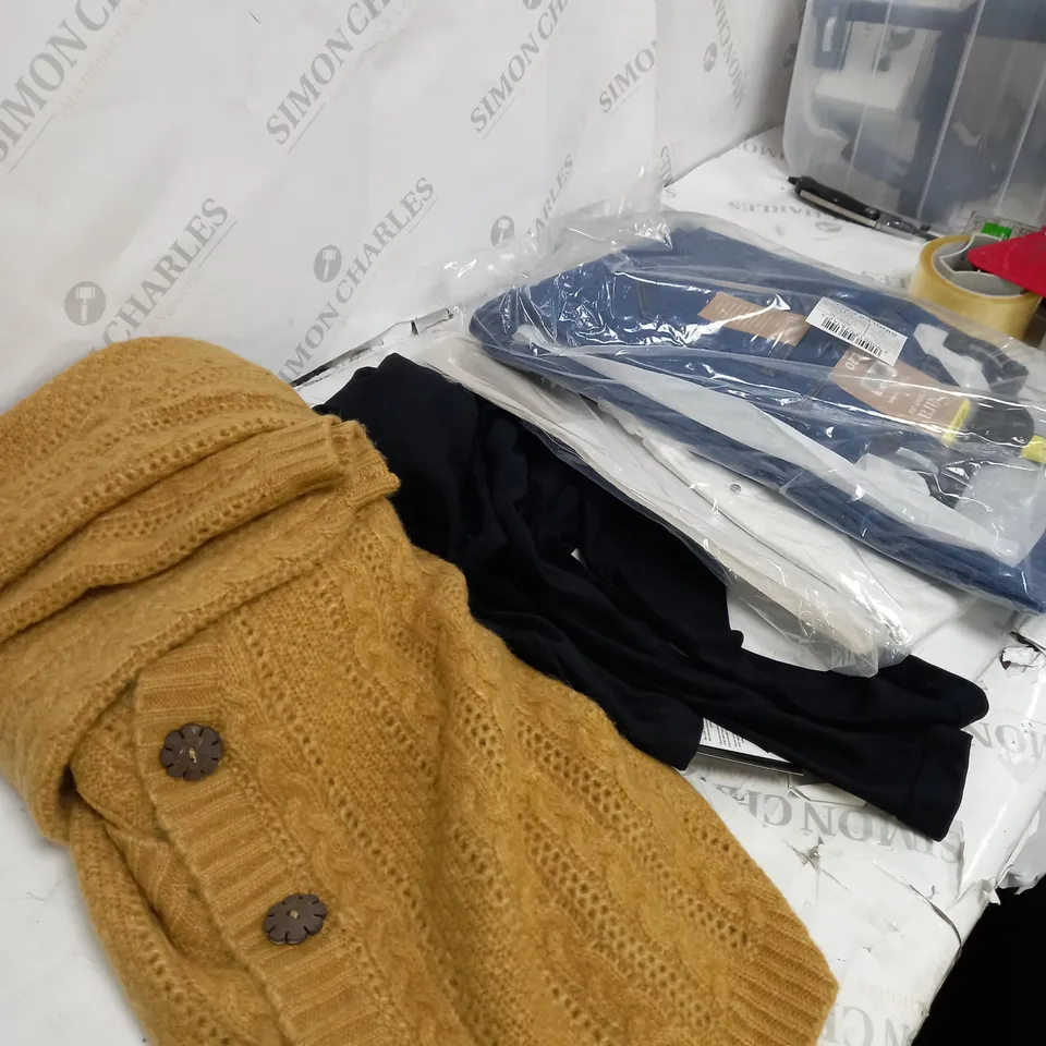 BOX OF APPROXIMATELY 10 CLOTHING ITEMS TO INCLUDE DENIM JACKET, JUMPERS, TOPS ETC