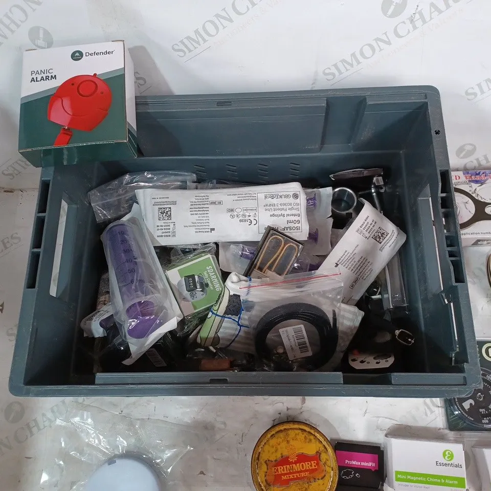 ASSORTED ITEMS TO INCLUDE: GLASS JUG, HAND-HELD MAGNIFYER, SET OF SPOONS, WINDOW ALERT ALARM, DOOR HANDLE ALARM, THERMOMETER ETC 