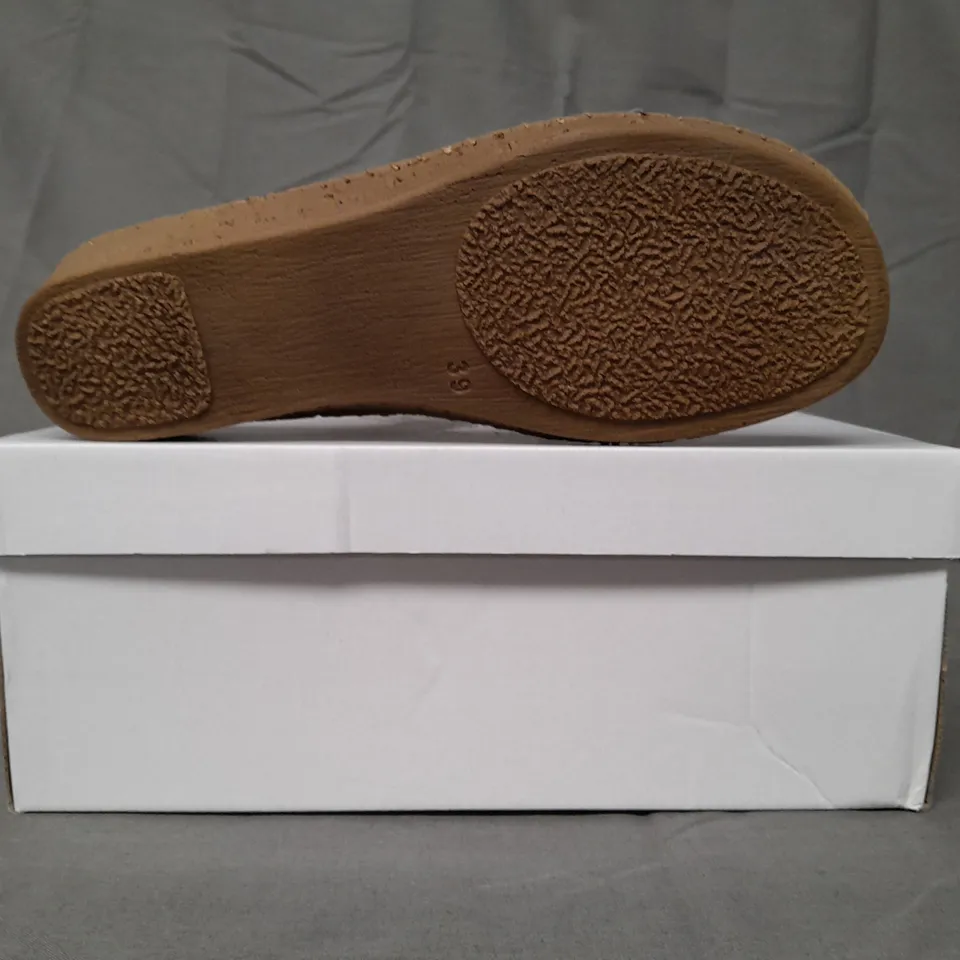 BOXED PAIR OF JO & JOE GIBRALTAR OPEN TOE WEDGE SANDALS IN GOLD COLOUR EU SIZE 39