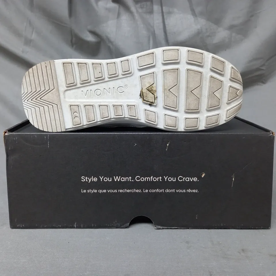 BOXED VIONIC TRAINERS IN WHITE SIZE 5