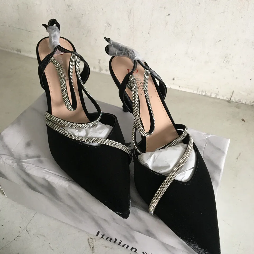 BOXED PAIR OF SIZE 37 SEASTAR ITALIAN STYLE MID HEELS