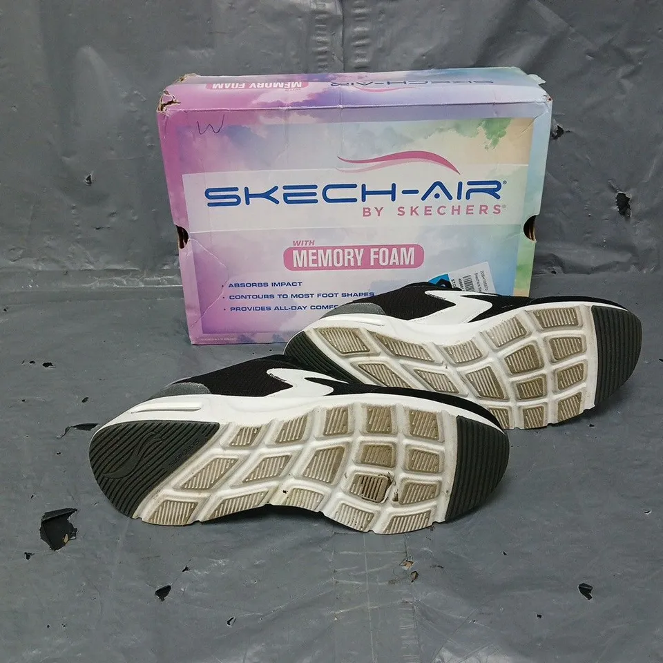 BOXED PAIR OF SKETCHERS AIR COURT TRAINER BLACK SIZE 6 