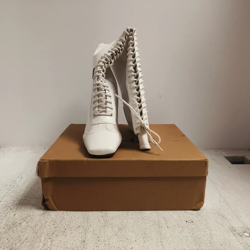 BOXED PAIR OF NIIHAI HEELED KNEE-HIGH BOXER BOOTS IN WHITE SIZE EU 41