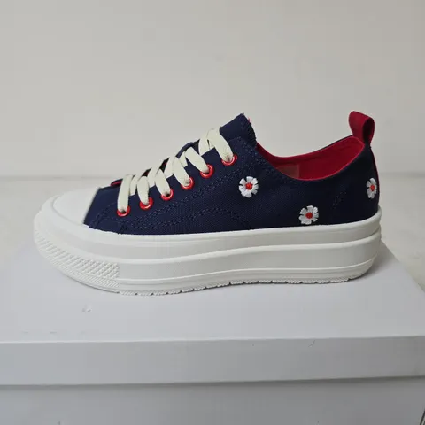 BOXED URBAN JACKS FLEUR TRAINERS, NAVY/RED - SIZE 5