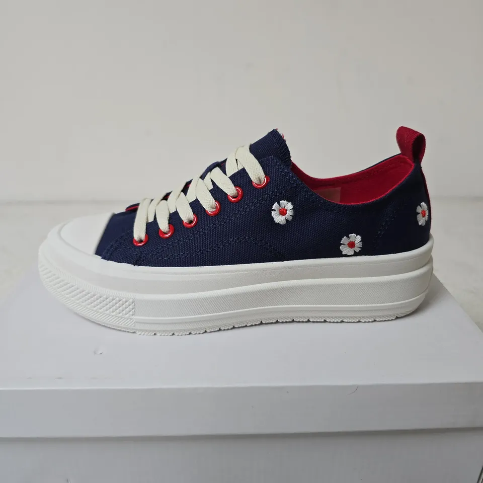 BOXED URBAN JACKS FLEUR TRAINERS, NAVY/RED - SIZE 5