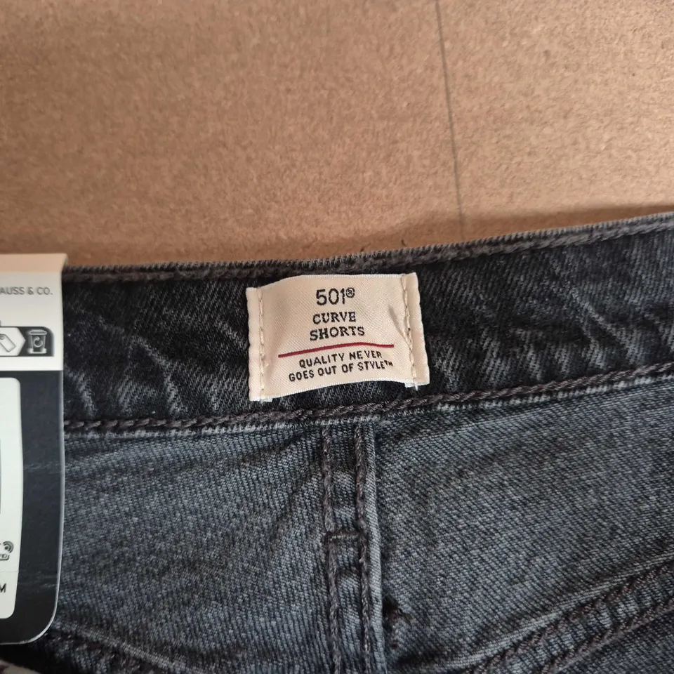 LEVIS 501 CURVE SHORTS IN BLACK - 32