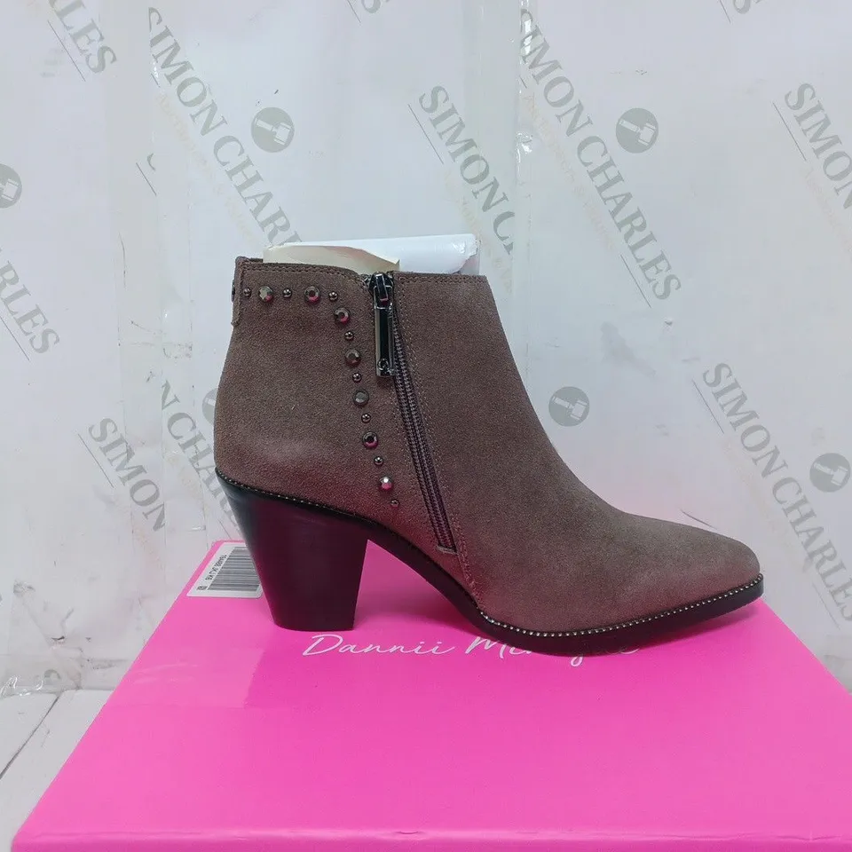 BOXED PAIR OF DANNII MINOGUE WESTERN ANKLE BOOTS IN TAUPE SUEDE SIZE 6