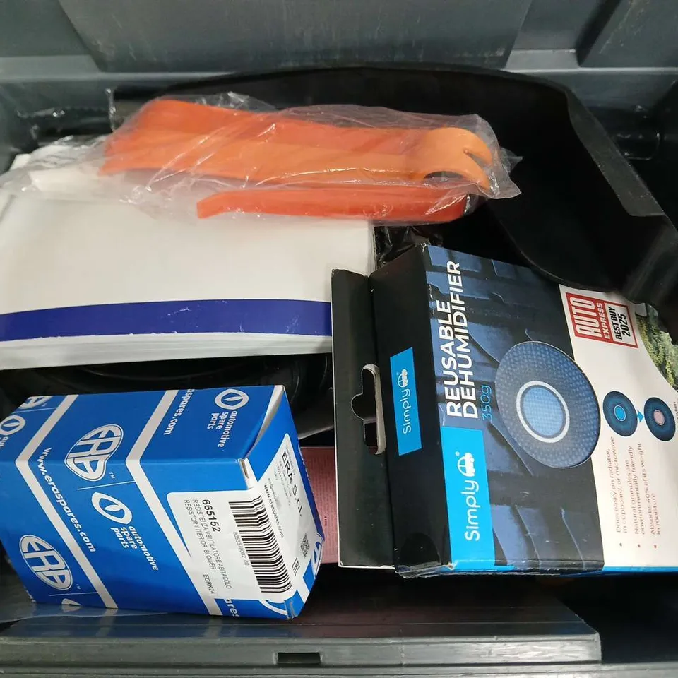 APPROXIMATELY 12 ASSORTED VEHICLE PARTS & ACCESORIES TO INCLUDE DACIA DUSTER HANDBOOK, SPOOL ASSEMBLY, BRAKE PADS, ETC