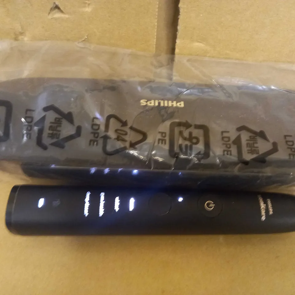 PHILIPS SONICARE DIAMONDCLEAN ELECTRIC TOOTHBRUSH