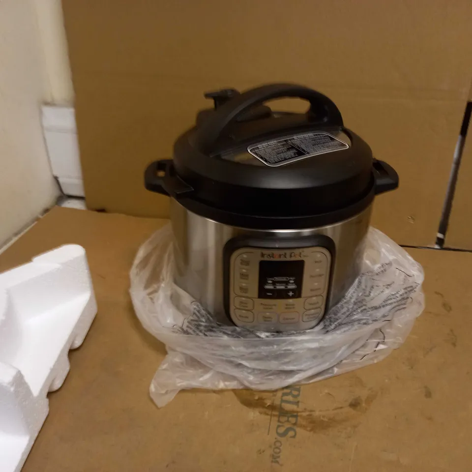 INSTANT POT DUO MINI PRESSURE COOKER