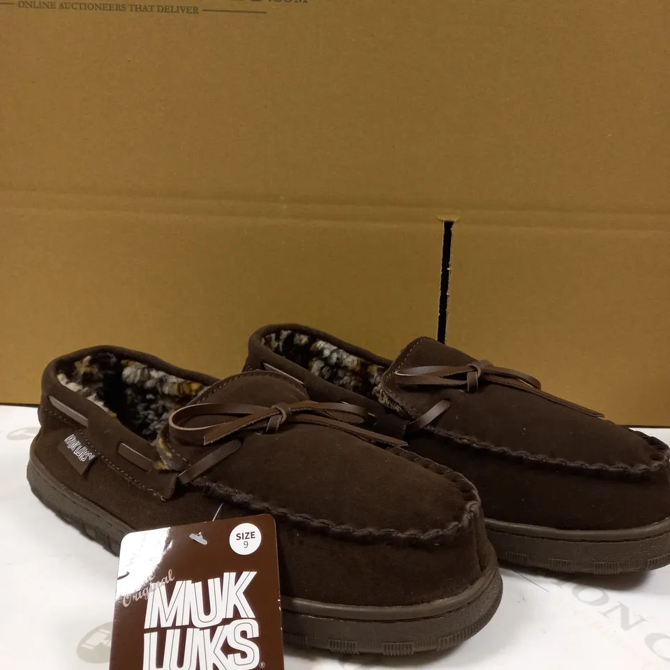MUK LUKS MENS CHOCOLATE SLIP ON SHOES - SIZE 8.5/9