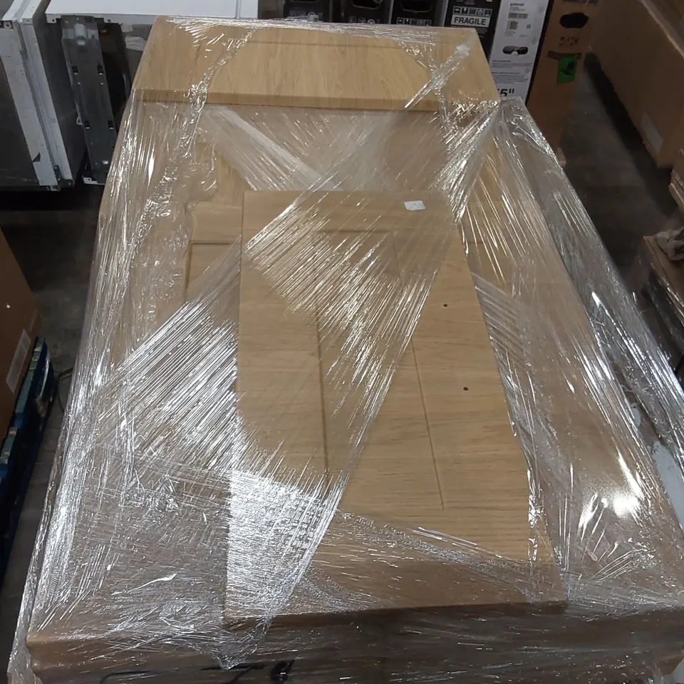 PALLET OF APPROXIMATELY 150 BRAND NEW CANTERBURY LISSA OAK KITCHENS/BEDROOM REPLACEMENT DOOR/DRAWER/END PANELS IN ASSORTED SIZES