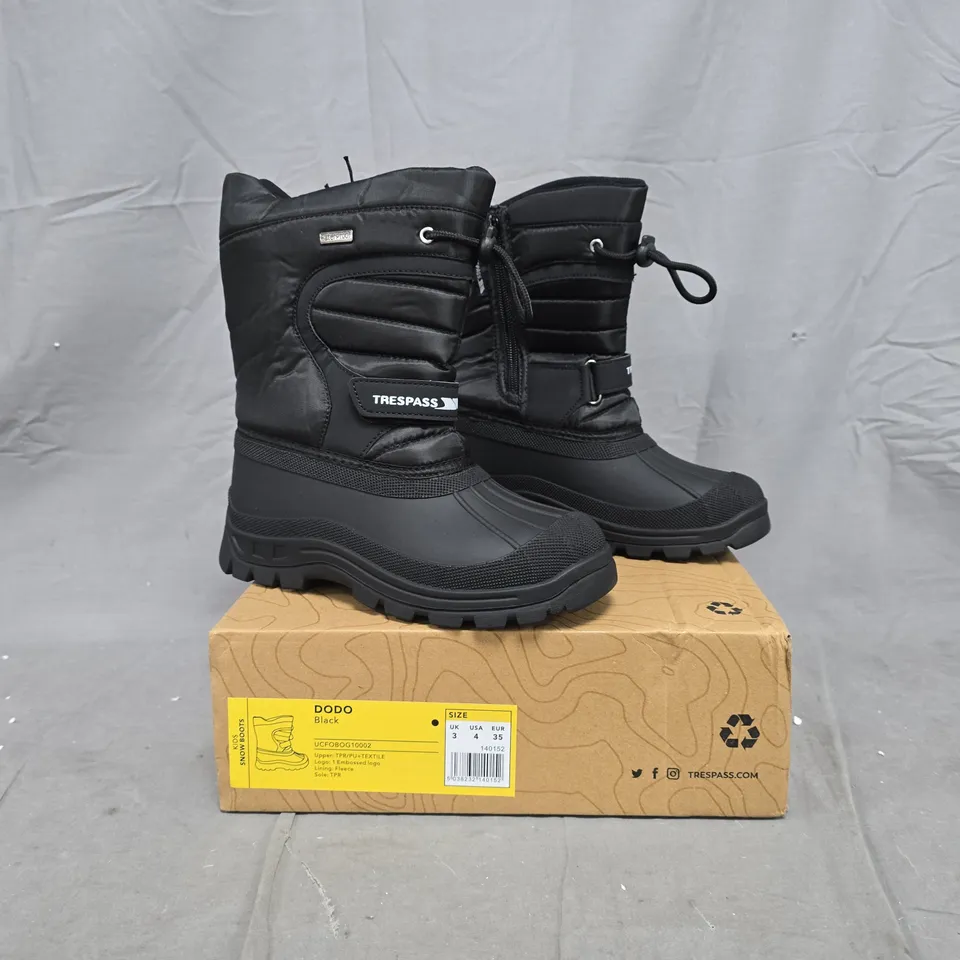 BOXED PAIR OF TRESPASS KIDS DODO SNOW BOOTS IN BLACK SIZE UK 3
